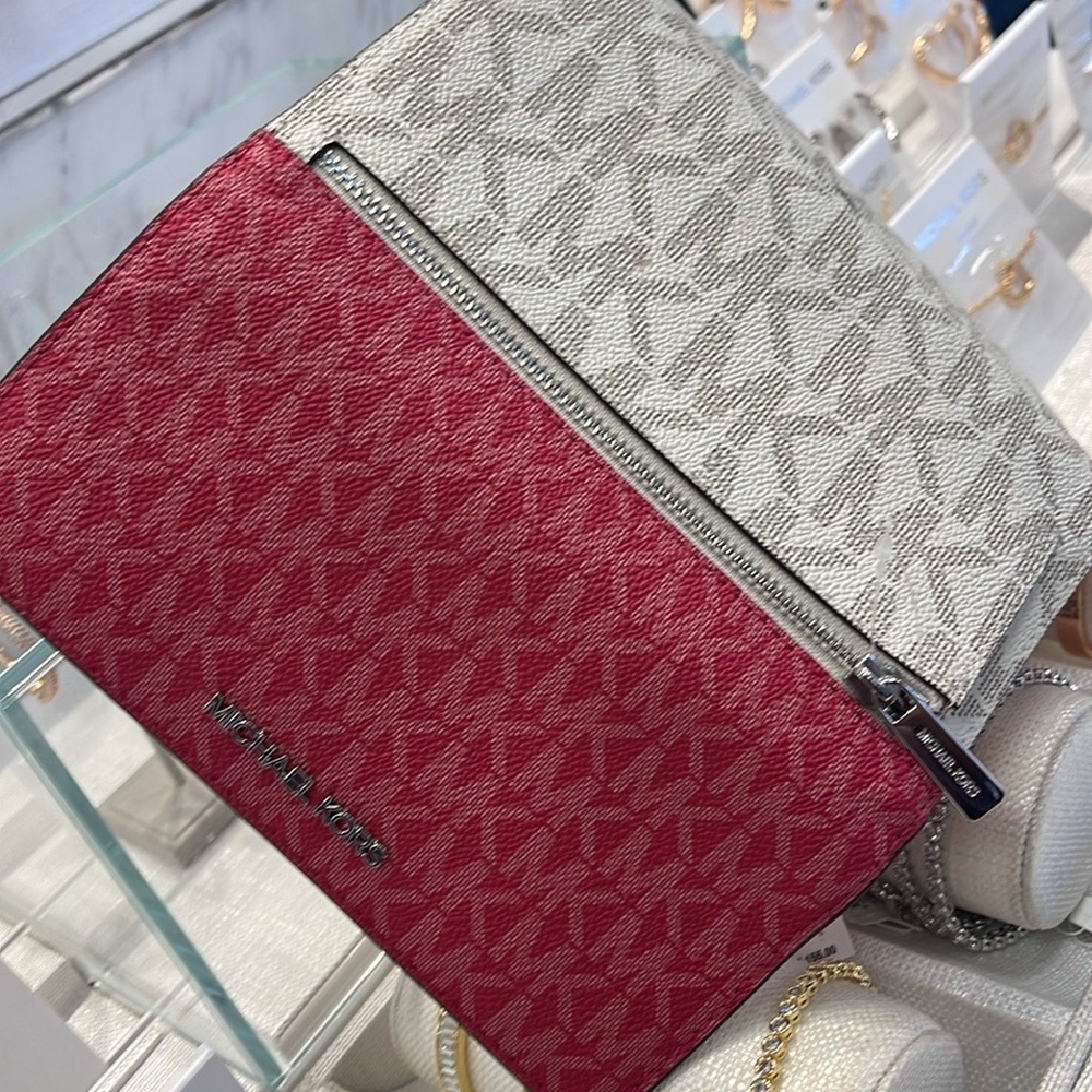 MICHAEL KORS Jet Set Travel Signature Logo Tri-Fold Wallet
DARK RASPBERRY MULTI - Picture 10 of 16